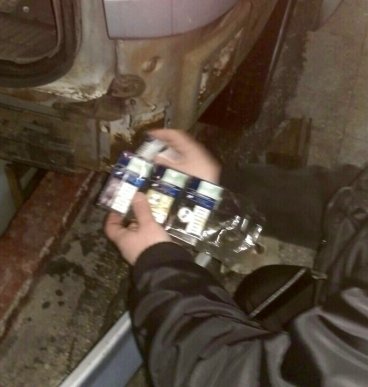 На КПП "Тиса" затримали іномарку "Mercedes", у якій виявили 700 пачок цигарок – 04 На КПП "Тиса" затримали іномарку "Mercedes", у якій виявили 700 пачок цигарок – 04