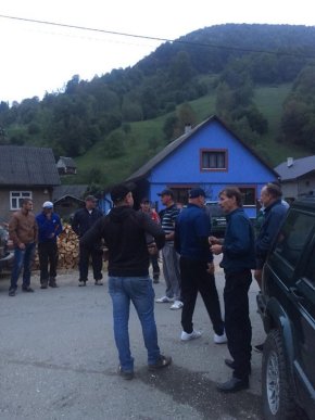 На Закарпатті п’ятий день блокують дорогу – 04