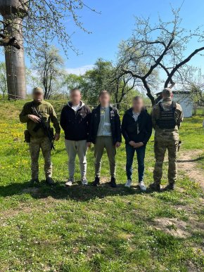 Одинадцять чоловіків намагалися незаконно перетнути кордон в межах області – 01 Одинадцять чоловіків намагалися незаконно перетнути кордон в межах області – 01
