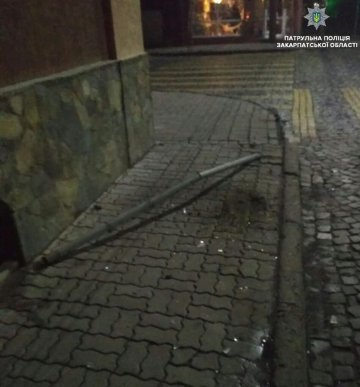 У Мукачеві нетверезий водій "наїхав" на дорожній знак – 02