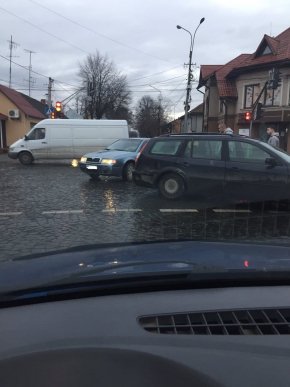 У центральній частині Мукачева сталась аварія – 02