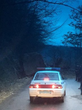 Надзвичайна подія на Тячівщині: на дорогу обвалилось велетенське каміння – 04