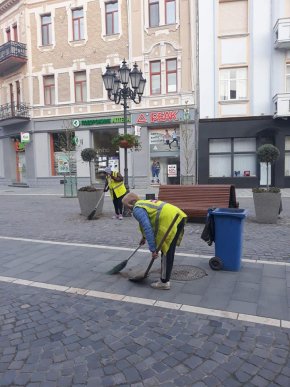 Вранці чоловік наробив шкоди в центрі Ужгорода – 05