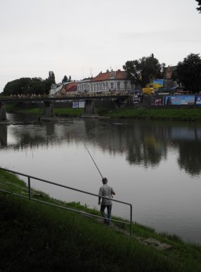 В Ужгороді ловлять рибу не дивлячись на заборону (ФОТО) – 01