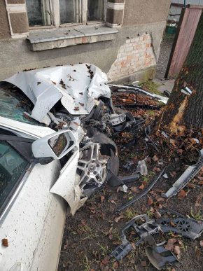 Аварія у Хусті: одна з машин влетіла в будинок – 02