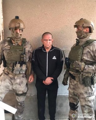 Обшуки у закарпатському селі: правоохоронці навідались до очільника злочинної банди – 02