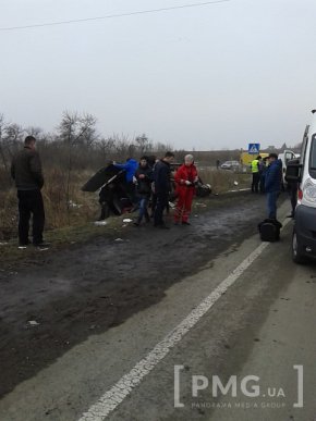 Неподалік Ужгорода жахлива ДТП: мікроавтобус із пасажирами з’їхав у кювет і перекинувся – 04