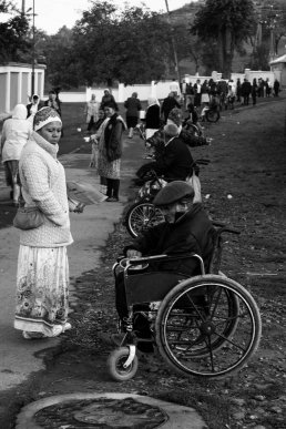 Роми та жебраки на храмове свято жіночого монастиря не дають проходу віруючим (ФОТО) – 03