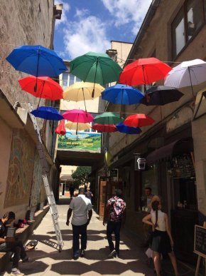 У центрі Ужгорода створюють кольорову алею парасольок – 01