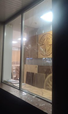 В Ужгороді чоловік розбив вітрину магазину – 02 В Ужгороді чоловік розбив вітрину магазину – 02