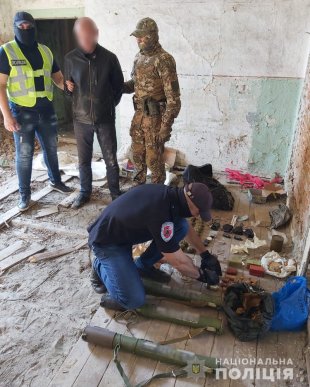 Бійці КОРДу затримали закарпатця, який переховував цілий арсенал засобів ураження – 01