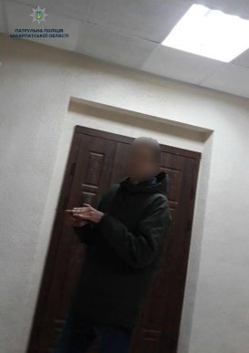 Сліди крові та скло: патрульні розповіли, що вночі накоїли в Ужгороді – 02