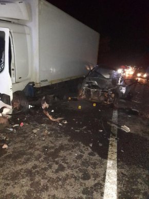 Уламки розкидані по дорозі: закарпатець потрапив у жахливу аварію – 02