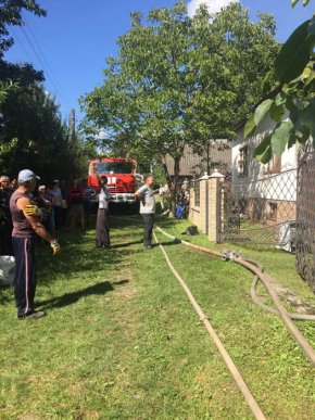 На Хустщині рятувальники гасили пожежу у надвірній споруді – 03