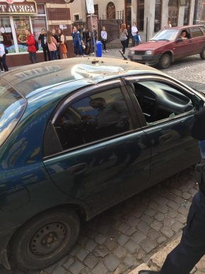 Конфлікт у центрі Мукачева: у відповідь на зауваження "муніципалів" порушники жбурнули камінь в автомобіль – 01