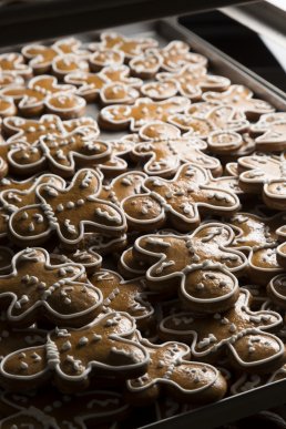 Кондитерський дім "Bondarenko" виготовив дві святкові скульптури: ялинку та Різдвяну гірку – 05