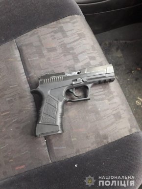 У двох чоловіків поліція знайшла заборонені предмети – 01