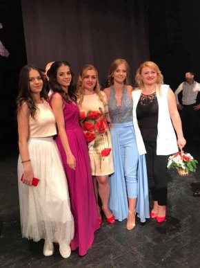 У Мукачівському кооперативному торговельно-економічному коледжі провели випускний бал – 12 У Мукачівському кооперативному торговельно-економічному коледжі провели випускний бал – 12