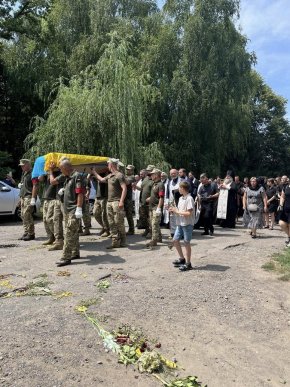 Стоячи на колінах, в одному з сіл Великолучківської громади проводжали 22-річного Героя – 09