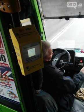 У кількох ужгородських маршрутках за проїзд можна заплатити банківською карткою – 01 У кількох ужгородських маршрутках за проїзд можна заплатити банківською карткою – 01
