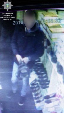 Грабіж в Ужгороді: заявницю і зловмисника "поєднала" спільна кримінальна справа  – 05