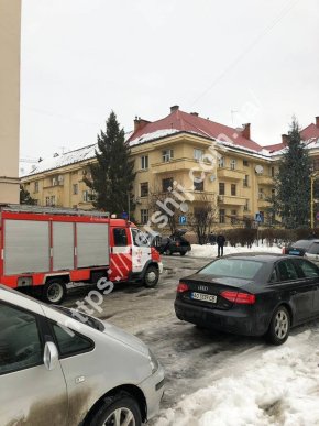 Поблизу Закарпатської ОДА горів автомобіль – 02 Поблизу Закарпатської ОДА горів автомобіль – 02