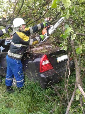 Рятувальники розповіли про стан дітей, які вчора потрапили в ДТП на Хустщині – 04