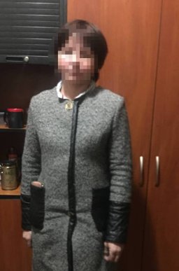 Мати та донька напали на жінку у під’їзді будинку – 01