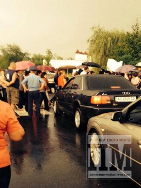 Вчора у селі Гать, зі сторони Мукачева, жінки перекрили дорогу (ФОТО, ВІДЕО) – 01