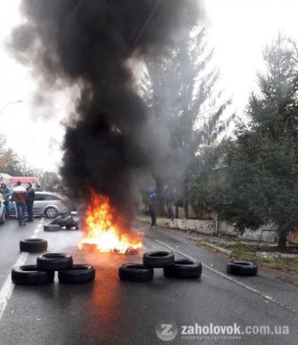 Акції протесту: біля КПП "Ужгород" палають шини – 02