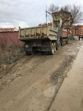 В Ужгороді забудовника оштрафують за те, що вантажівки виїжджали з будівництва із брудними колесами – 02