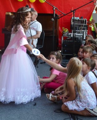 У Тячеві визначили найгарнішу дівчину міста – 15