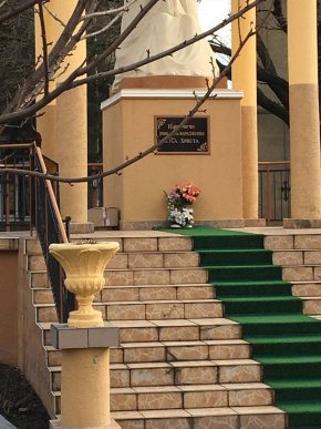 Біля одного із пам’ятників у Берегові виявили підозрілі коробки. Правоохоронці очепили площу та провели перевірку – 02