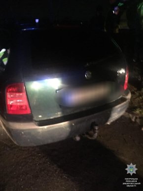 Вночі на вулицях Мукачева одразу в кількох чоловіків знайшли наркотики – 02