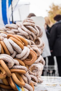 На ярмарку до Дня святого Мартина мукачівці куштують справжні ласощі (ФОТОРЕПОРТАЖ) – 05