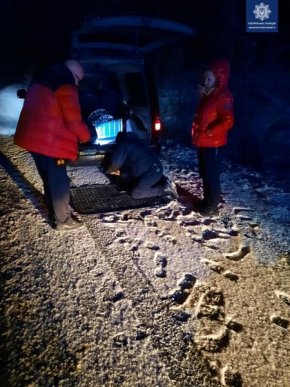 Патрульні допомогли подружжю у скрутній ситуації – 03