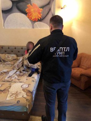 Секс за 100 доларів: поліція викрила сутенерку і повію – 01