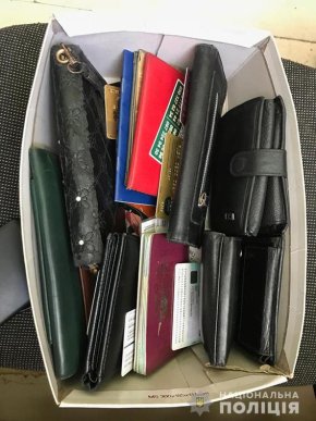 Поліцейські "кришували" вокзальних злодійок, а ті ділились половиною награбованого – 04