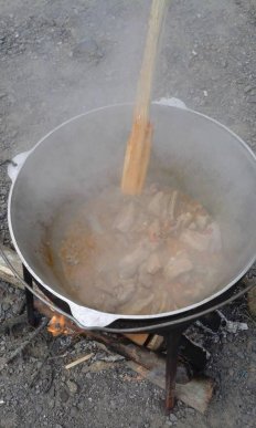 Неподалік КПП "Ужгород" автомобілісти-протестувальники варять бограч – 03