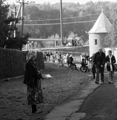 Роми та жебраки на храмове свято жіночого монастиря не дають проходу віруючим (ФОТО) – 01