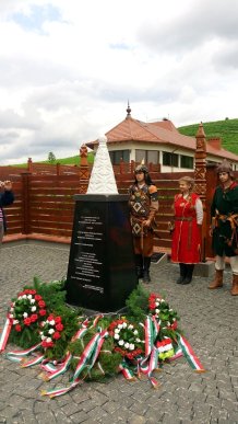 У Берегові відкрили пам’ятний знак видатному закарпатському вченому, який знайшов унікальну угорську реліквію – 05