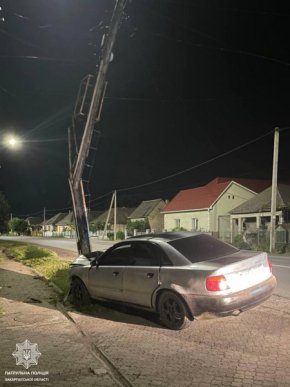 В Ужгороді сталась аварія. Винуватець кинув авто і втік – 02