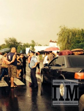 Вчора у селі Гать, зі сторони Мукачева, жінки перекрили дорогу (ФОТО, ВІДЕО) – 04
