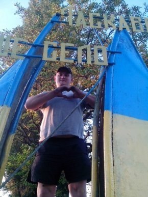 У Бобовищі активісти пофарбували вказівник у кольори національних барв (ФОТО) – 01