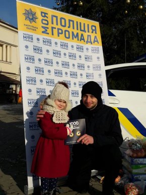 В Ужгороді патрульні влаштували святкову акцію – 05