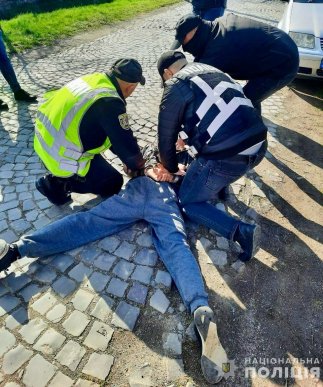 Поліцейські розповіли, кого затримали в одному з міст Закарпаття – 01 Поліцейські розповіли, кого затримали в одному з міст Закарпаття – 01