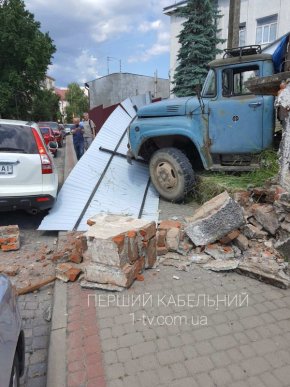 В центрі Мукачева вантажівка протаранила огорожу – 03 В центрі Мукачева вантажівка протаранила огорожу – 03
