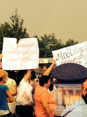 Вчора у селі Гать, зі сторони Мукачева, жінки перекрили дорогу (ФОТО, ВІДЕО) – 02