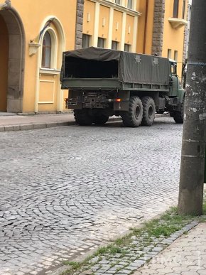 Ввечері у Мукачеві сталась аварія за участі вантажівки військових – 05