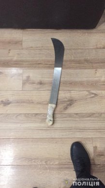 Спецоперація у Берегові: силовики вилучили холодну зброю та заготовки для "коктейлів Молотова" – 03